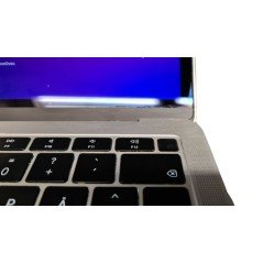 MacBook Air 13-tum Late 2018 i5 8GB 128GB SSD (beg) (liten spricka bezel - se bild!)